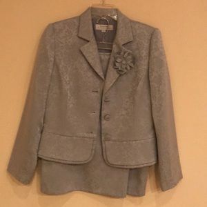 Tahari women’s 2 piece suit